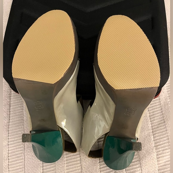 BCBG MaxAzria color block heels - Picture 10 of 11